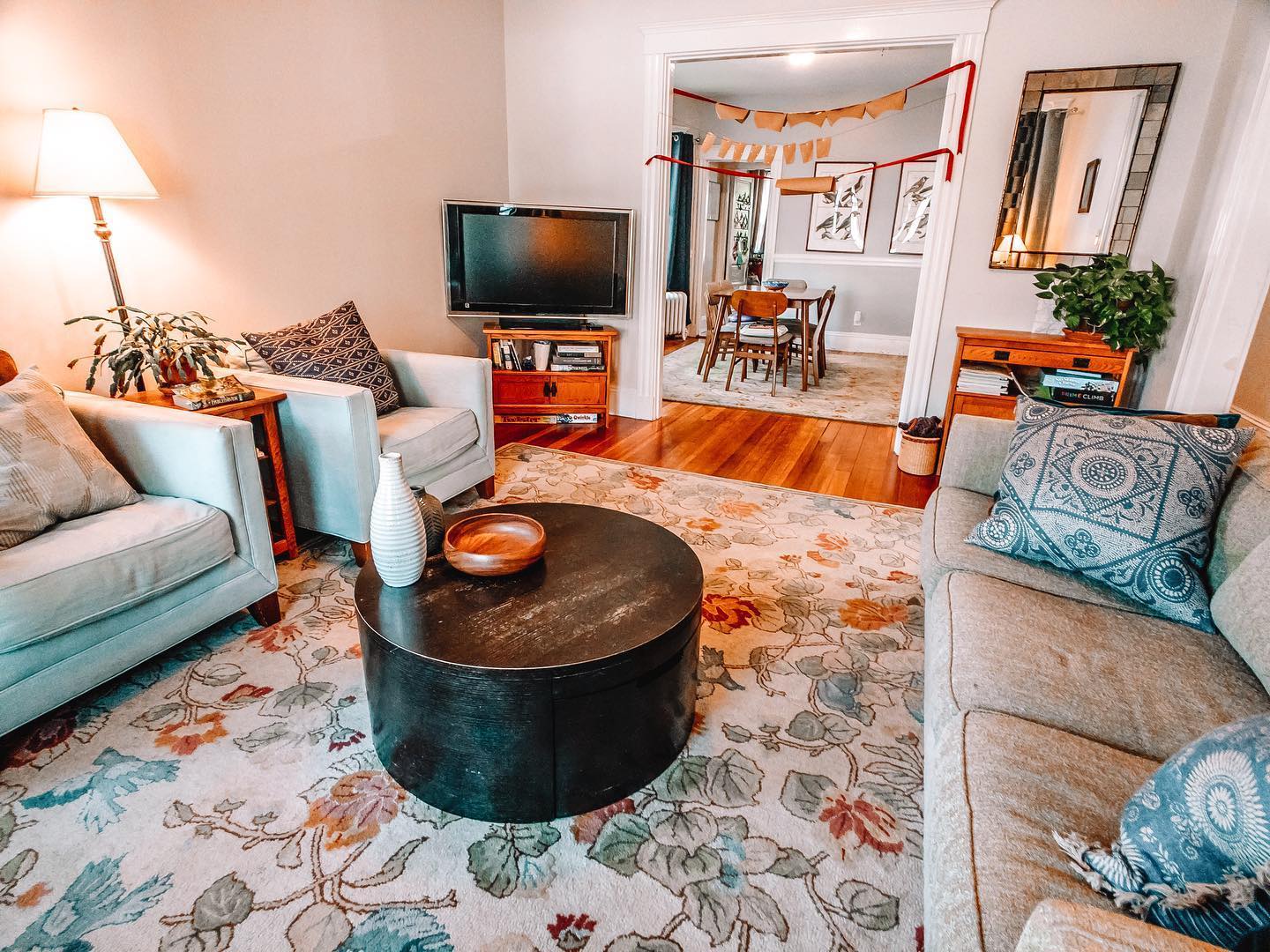 newlistinglookatallthosewindowsuniquephillystyleunitfeaturinglivingroomdiningroomlar8 | JP Rentals  Sales alt tagnew listing look at all those windows unique philly style unit featuring living room dining room lar 8